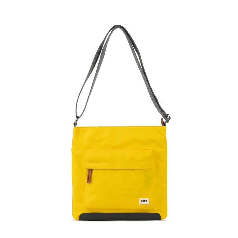 ROKA Kennington B Mosterdkleurige middelgrote tas van gerecycled nylon
