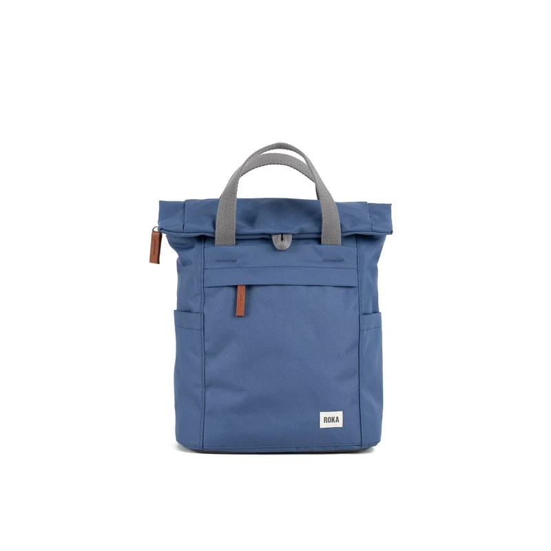ROKA Finchley Een kleine tas van gerecycled canvas in een donkerblauwe tint.