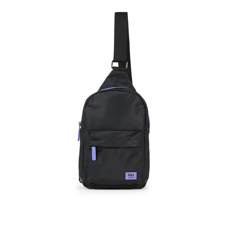 ROKA Helemaal zwart Willesden Grote paarse tas van gerecycled nylon.
