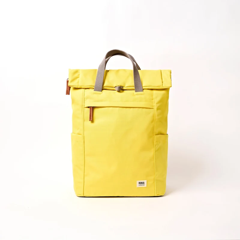 ROKA Finchley Een middelgrote tas van gerecycled canvas met passievruchtmotief