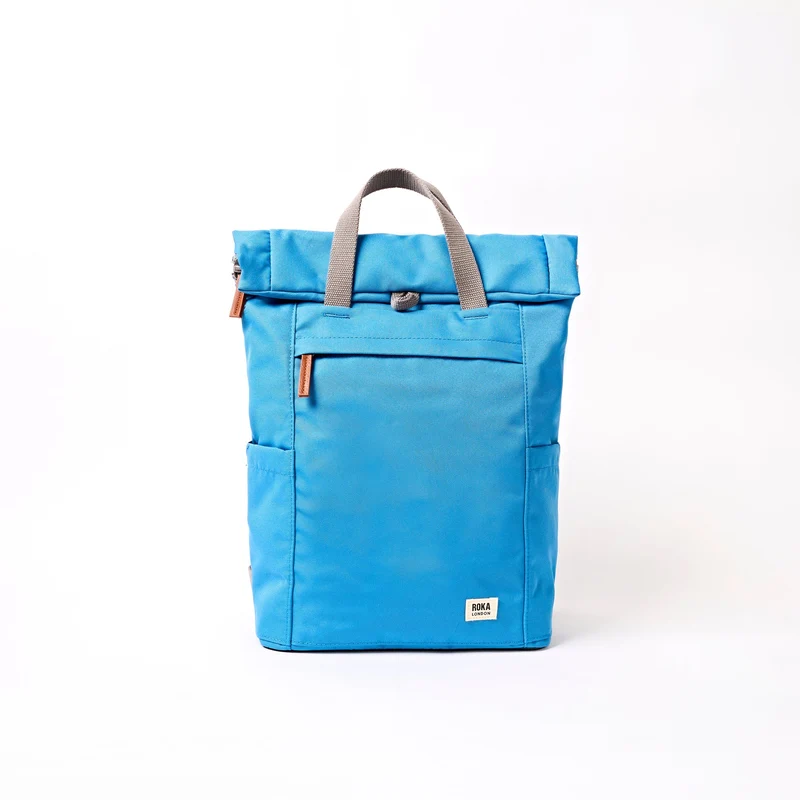 ROKA Finchley Een middelgrote tas van gerecycled canvas in Malibu Blue