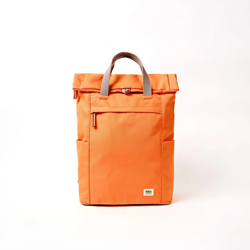 ROKA Finchley Een middelgrote tas van gerecycled canvas in Jaffa-oranje