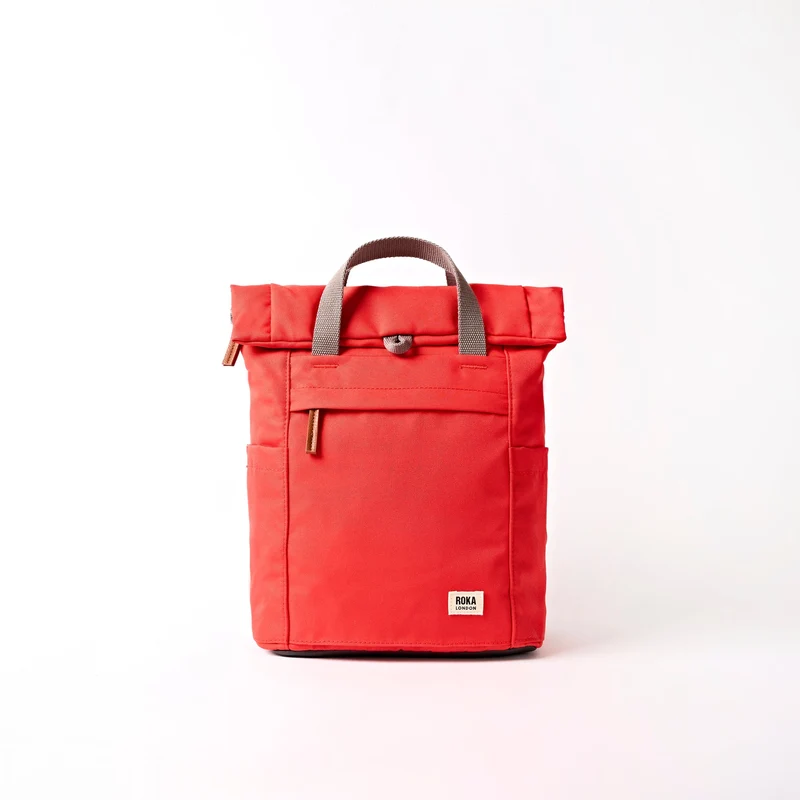 ROKA Finchley Een kleine tas van gerecycled canvas in scharlakenrood