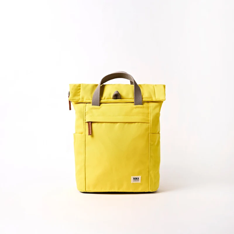 ROKA Finchley Een kleine tas van gerecycled canvas met passievruchtmotief