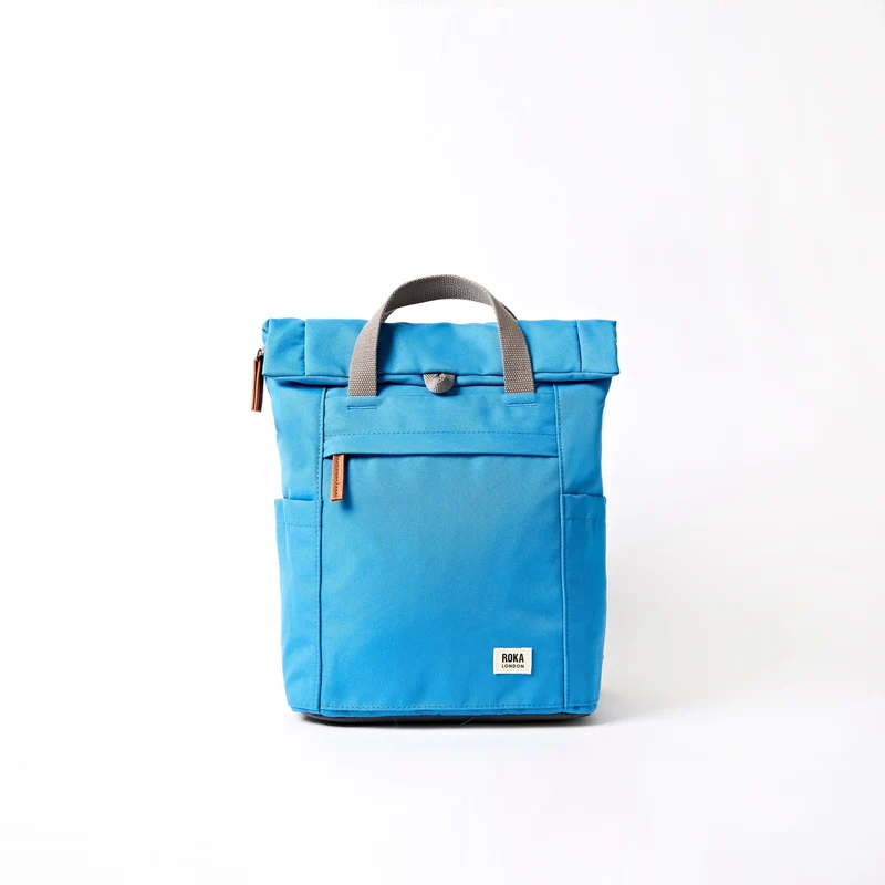 ROKA Finchley Een kleine tas van gerecycled canvas in Malibu Blue