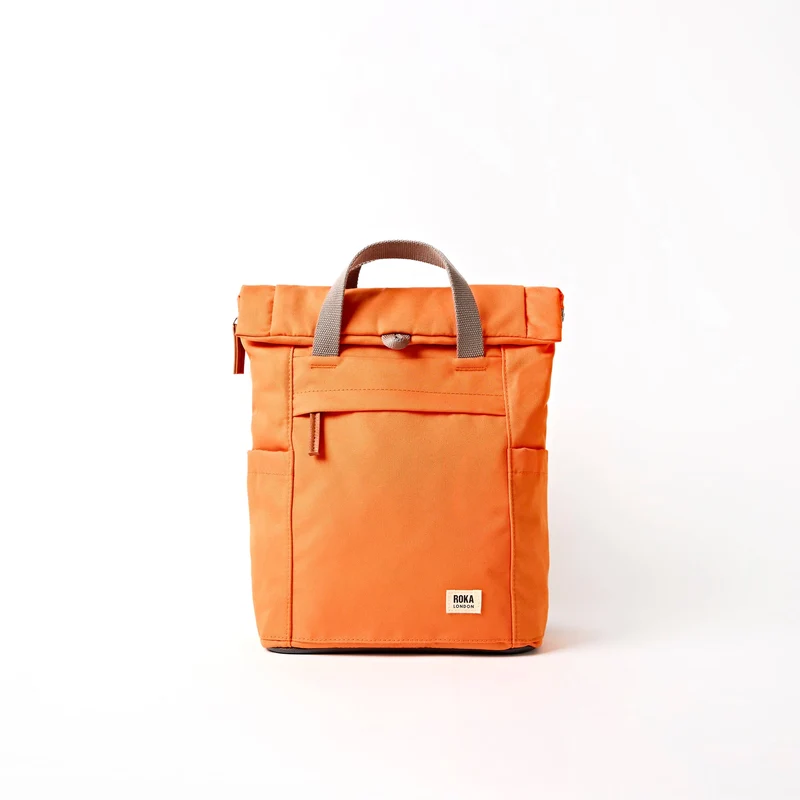 ROKA Finchley Een kleine tas van gerecycled canvas in Jaffa-sinaasappelkleur.