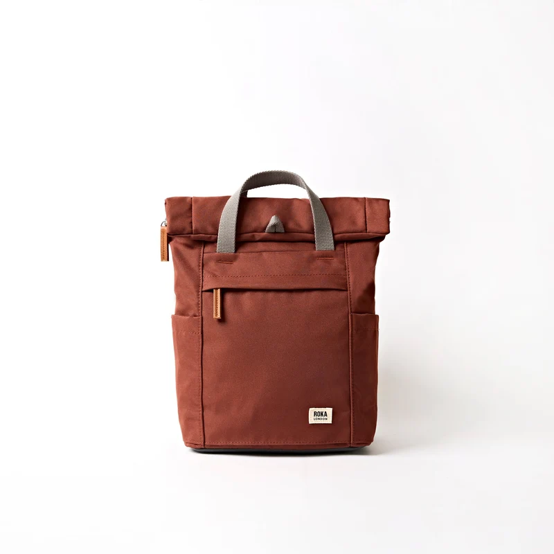 ROKA Finchley Een klein tasje van gerecycled canvas met henna-motief.