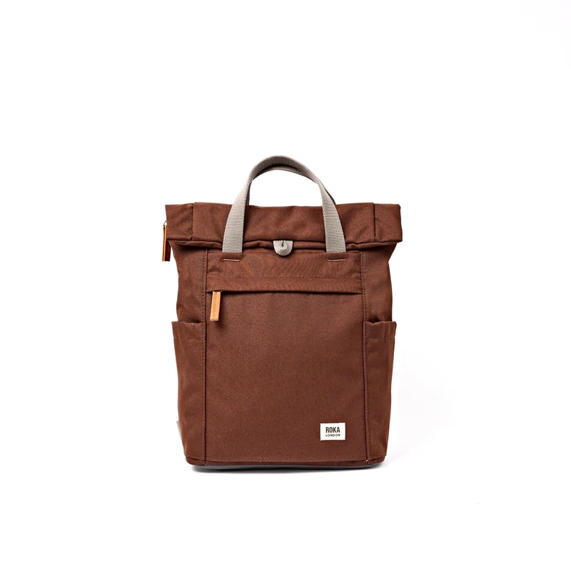 ROKA Finchley Een kleine chocoladekleurige tas van gerecycled canvas