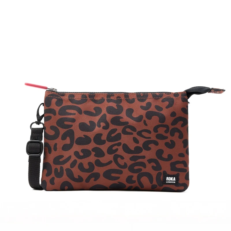 ROKA Carnaby Crossbody XL tas met luipaardprint van gerecycled canvas