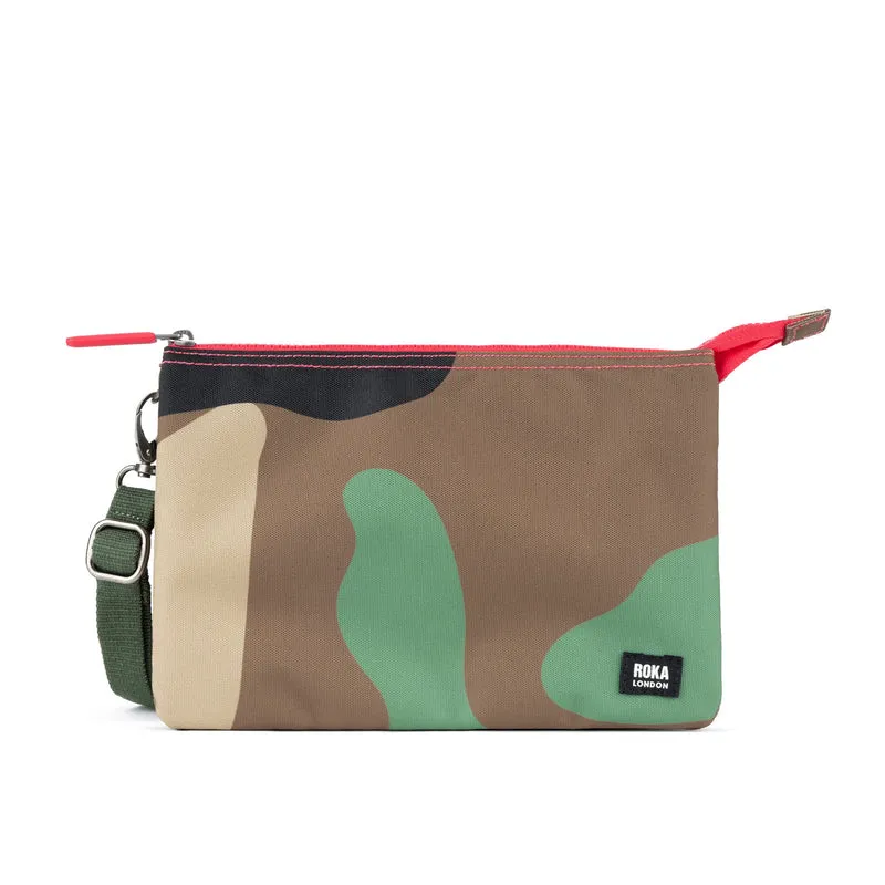 ROKA Carnaby Crossbody XL tas in vintage camouflageprint, gemaakt van gerecycled canvas
