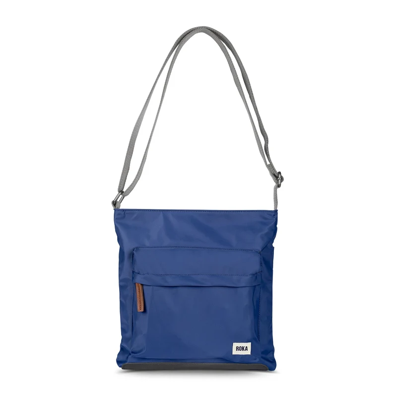 ROKA Kennington B Middelgrote tas van gerecycled nylon in verbrandblauw