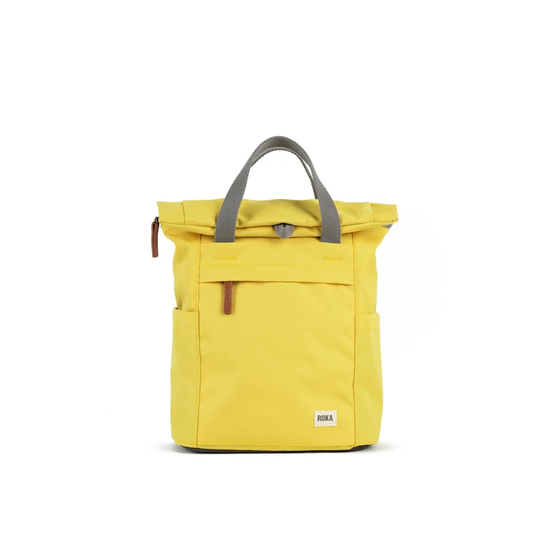 ROKA Finchley Een kleine tas van gerecycled canvas met de tekst "Custard"