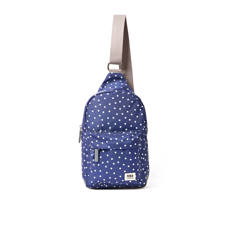 ROKA Willesden Grote tas van gerecycled canvas met stippen van marineblauw