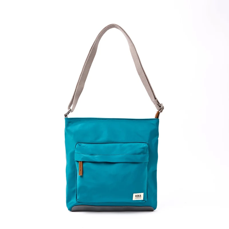 ROKA Kennington B Medium Gerecyclede Nylon Tas | Noordzee