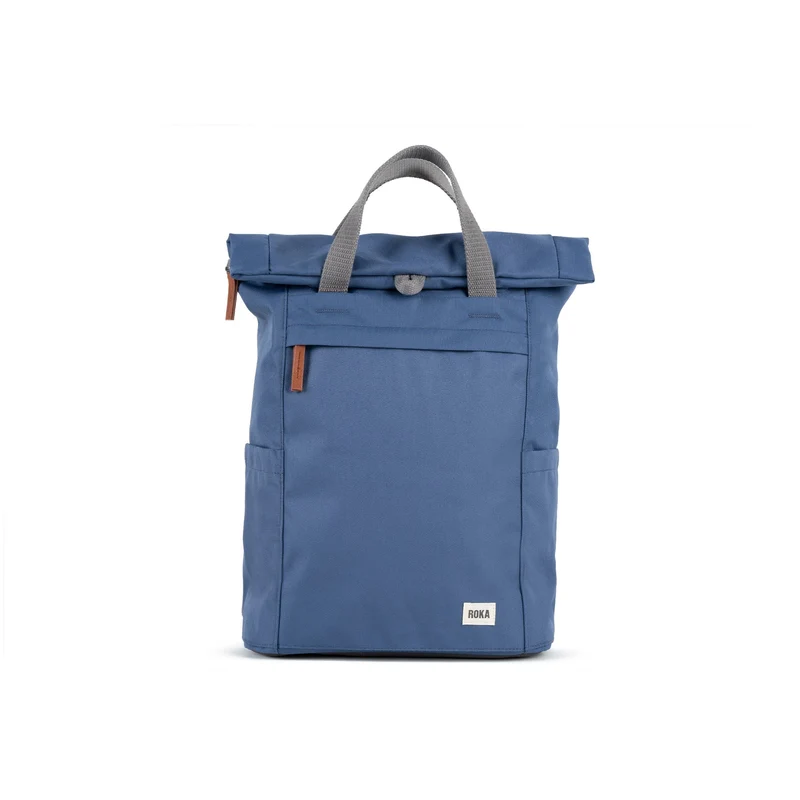 ROKA Finchley Een middelgrote tas van gerecycled canvas in een donkerblauwe tint.