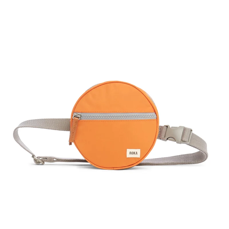 ROKA Paddington D Extra kleine tas van gerecycled nylon in de kleur Burnt Orange