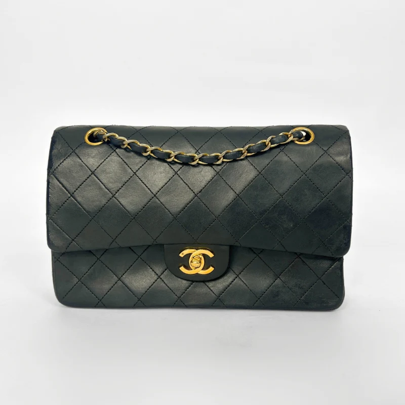 Chanel Classic Flap Bag Medium lamsleer
