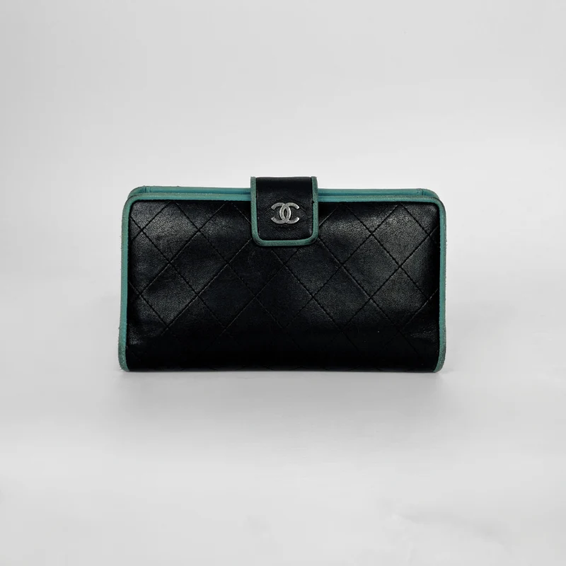 Chanel Portemonnee van gewatteerd lamsleer in zwart met turquoise binnenkant