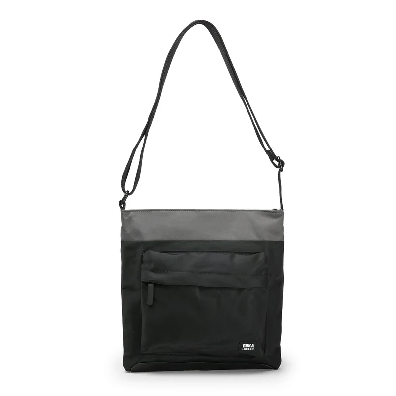 ROKA Creatieve verspilling Kennington B Zwarte / Grafietkleurige middelgrote tas van gerecycled nylon