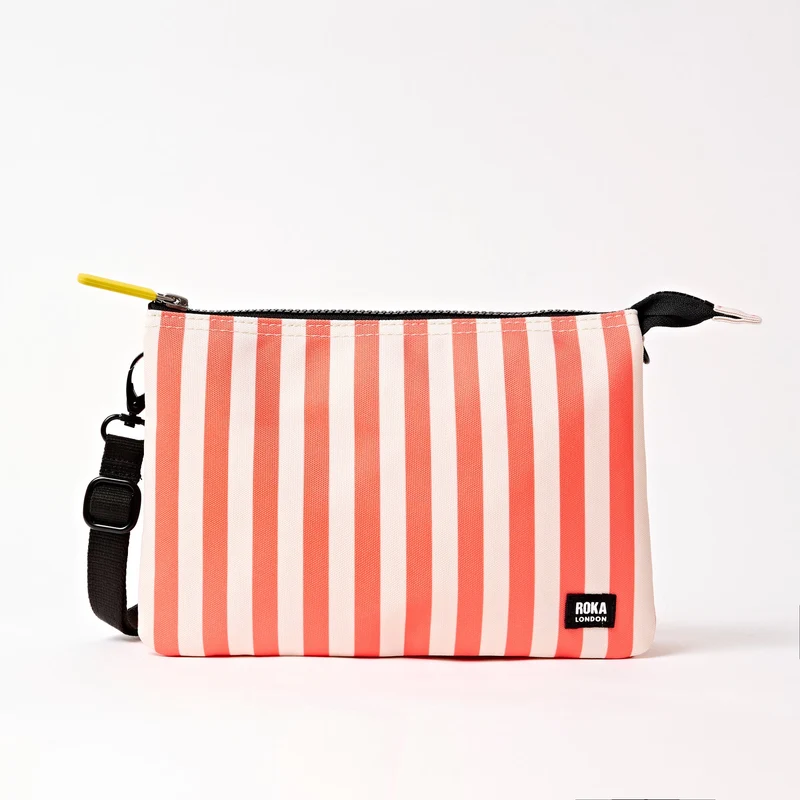 ROKA Carnaby Crossbody XL tas van gerecycled canvas met koraalkleurige strepen