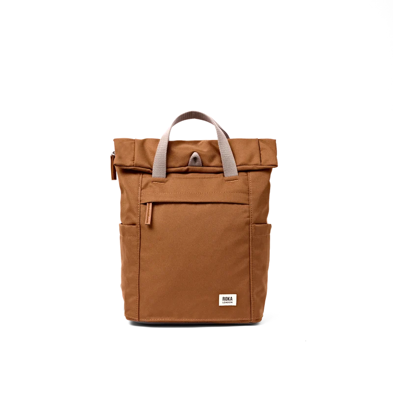 ROKA Finchley Een kleine tas van gerecycled canvas in de kleur kaneel.