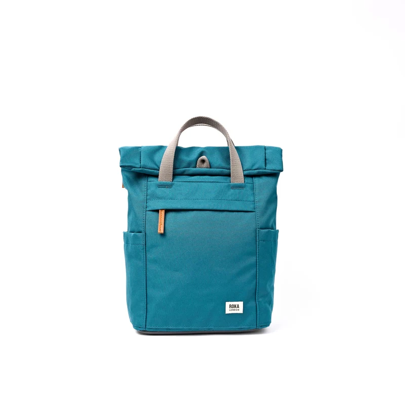 ROKA Finchley Een kleine tas van gerecycled canvas in een diepblauwe kleur.