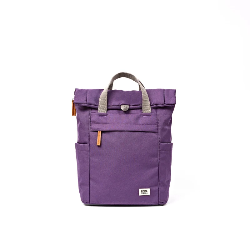 ROKA Finchley Een kleine tas van gerecycled canvas in de kleur Deep Grape.