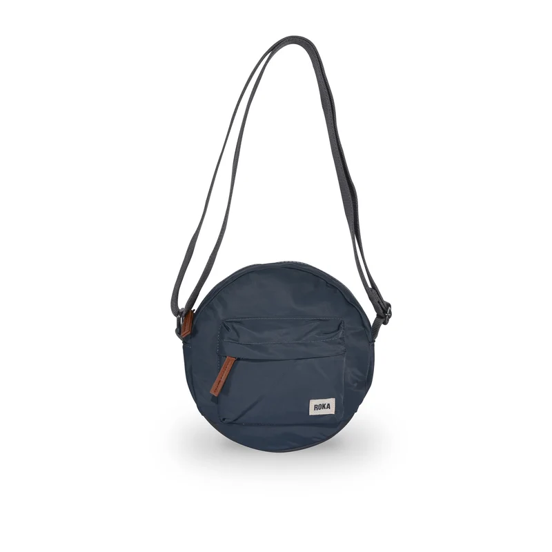 ROKA Paddington B Kleine Tas van Gerecycled Nylon - Rookkleur