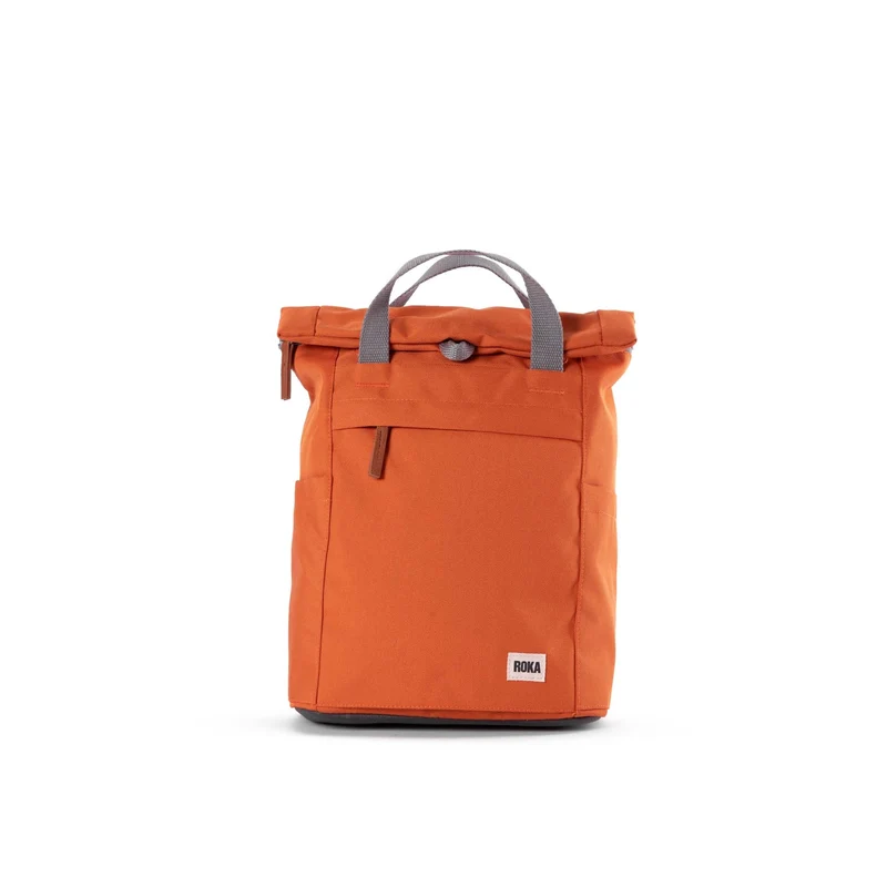 ROKA Finchley Een kleine tas van gerecycled canvas in de kleur Atomic Orange.