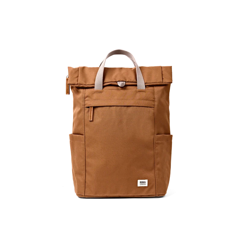 ROKA Finchley Een middelgrote tas van gerecycled canvas in de kleur kaneel.