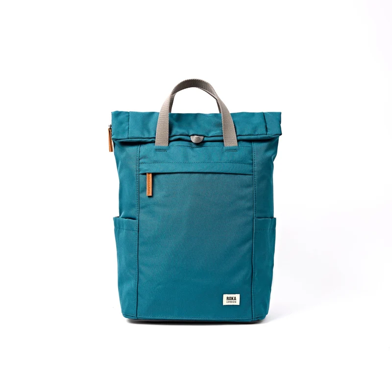 ROKA Finchley Een middelgrote tas van gerecycled canvas in een diepblauwe kleur.