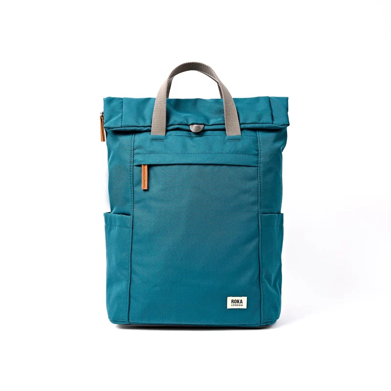 ROKA Finchley Een grote tas van gerecycled canvas in een diepblauwe kleur.