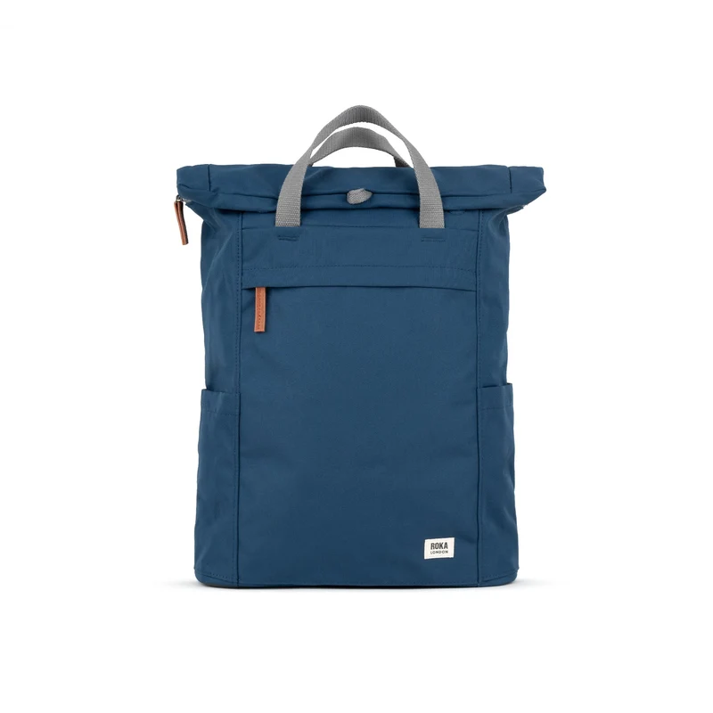 ROKA Finchley Een grote diepblauwe tas van gerecycled canvas.