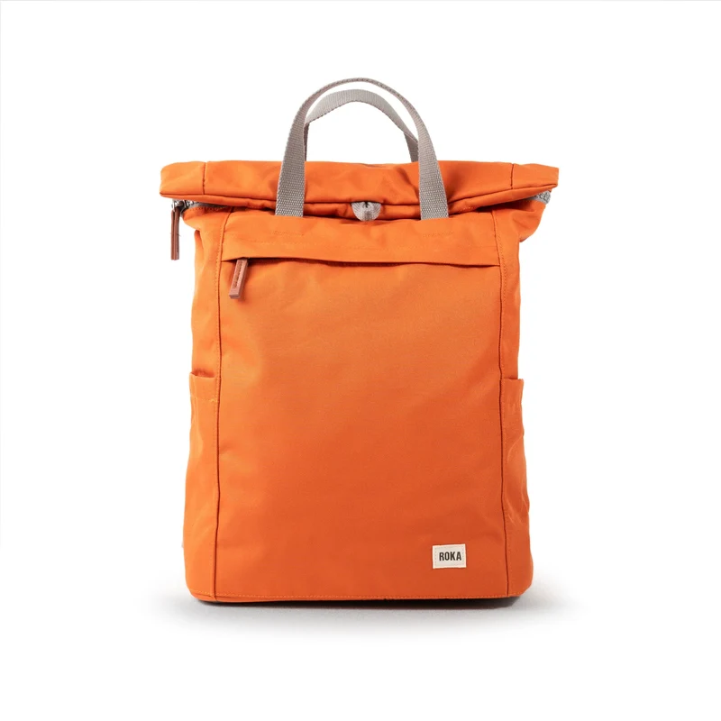 ROKA Finchley Een grote tas van gerecycled canvas in de kleur Atomic Orange.