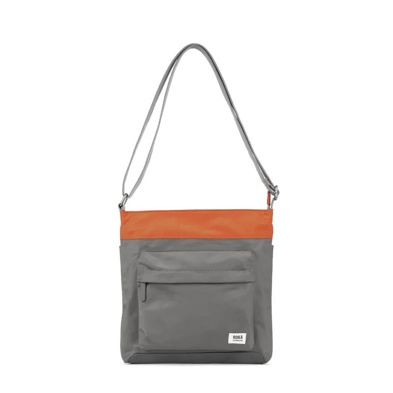 ROKA Creatieve verspilling Kennington B Grafiet / Verbrand Oranje Middelgrote Tas van Gerecycled Nylon