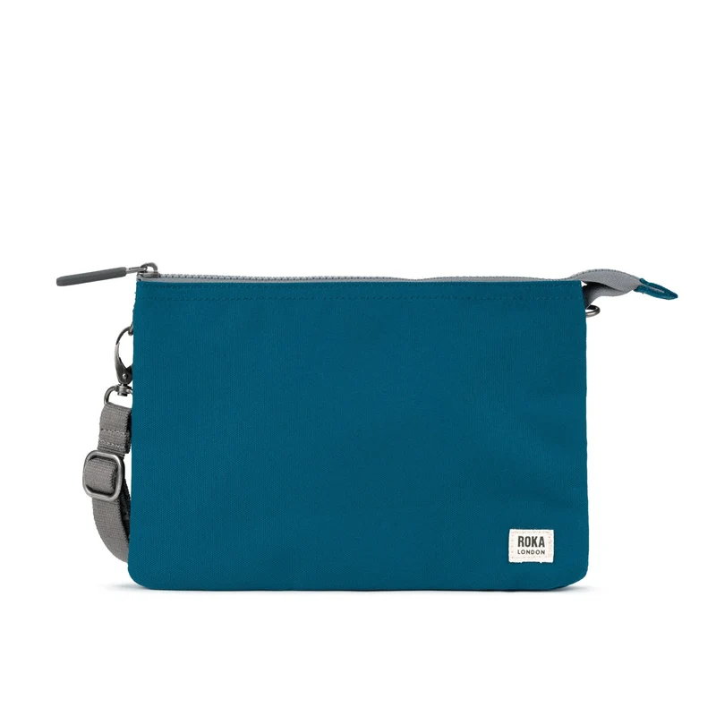 ROKA Carnaby Crossbody XL tas van gerecycled canvas in saffierblauw