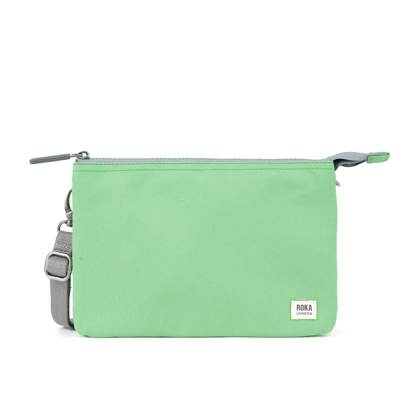 ROKA Carnaby Crossbody XL tas van gerecycled canvas in de kleur pepermunt.