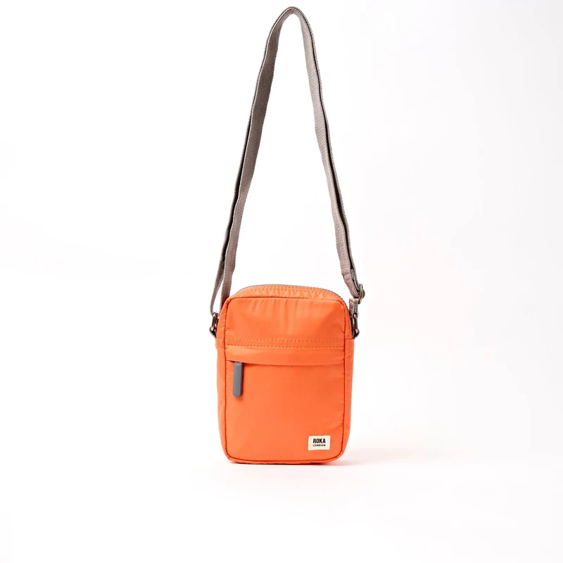 ROKA Bond Mandarijnkleurige tas van gerecycled nylon