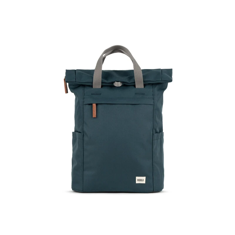 ROKA Finchley Een middelgrote tas van gerecycled canvas in rookkleur