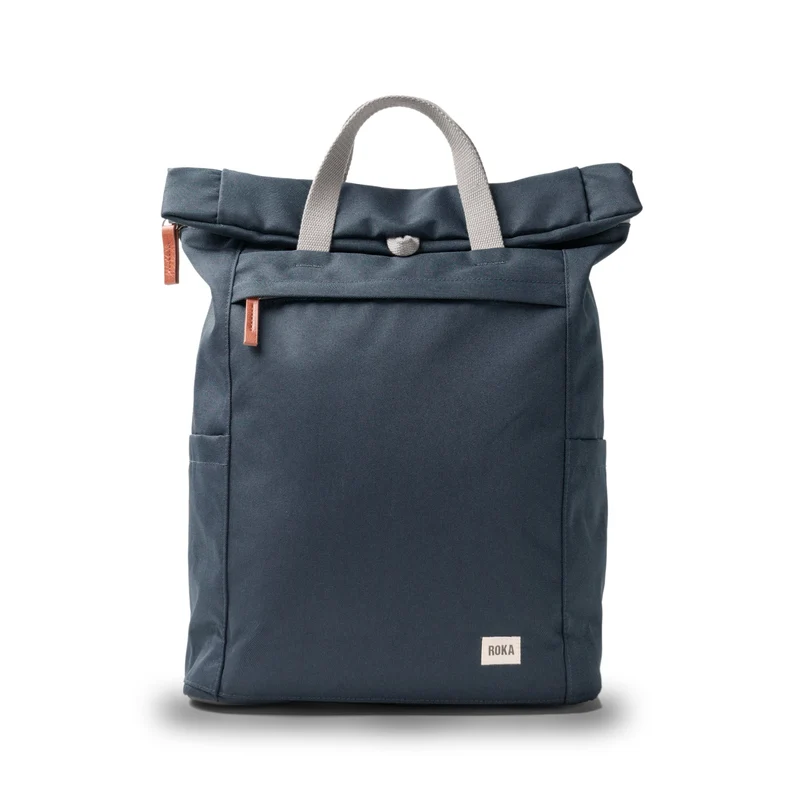ROKA Finchley Een grote, gerecyclede canvas tas in rookkleur
