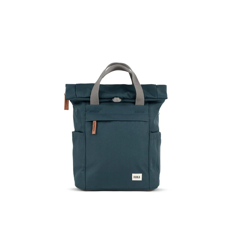 ROKA Finchley Een kleine tas van gerecycled canvas in rookkleur
