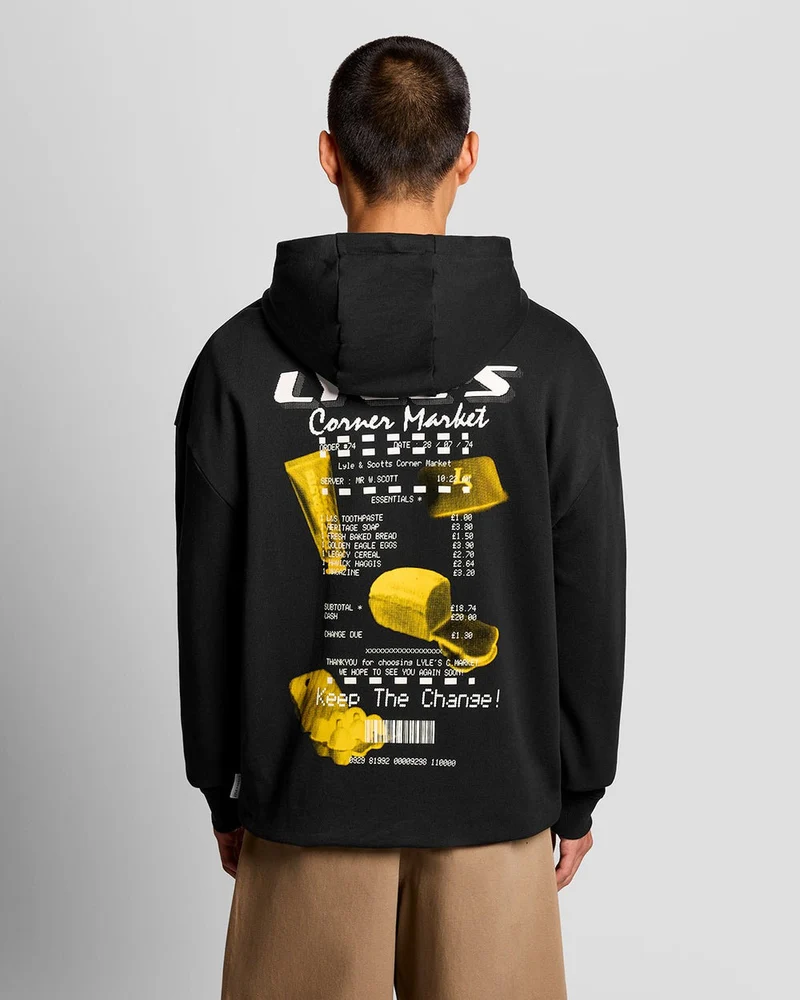 Lyle & Scott Heren Corner Market Graphic Hoodie | Gitzwart