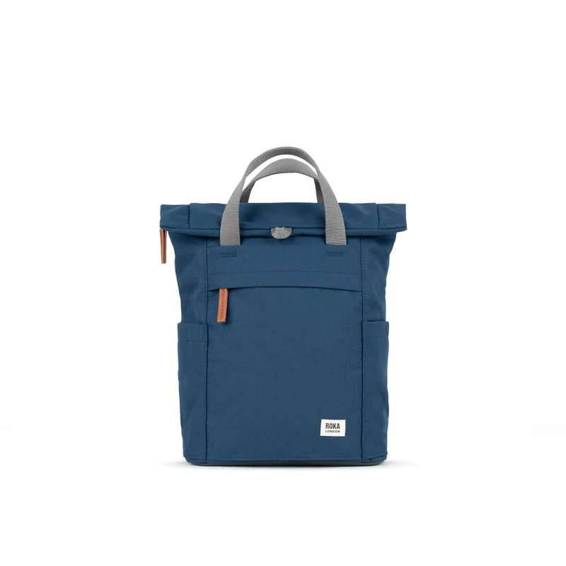 ROKA Finchley Een diepblauwe middelgrote tas van gerecycled canvas