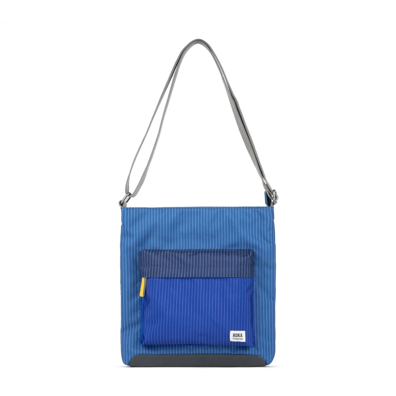 ROKA Creatieve verspilling Kennington B Denim Wash Medium Tas van gerecycled canvas