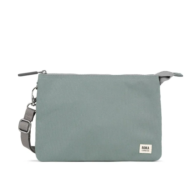 ROKA Carnaby Crossbody XL tas van gerecycled canvas in tin-kleur