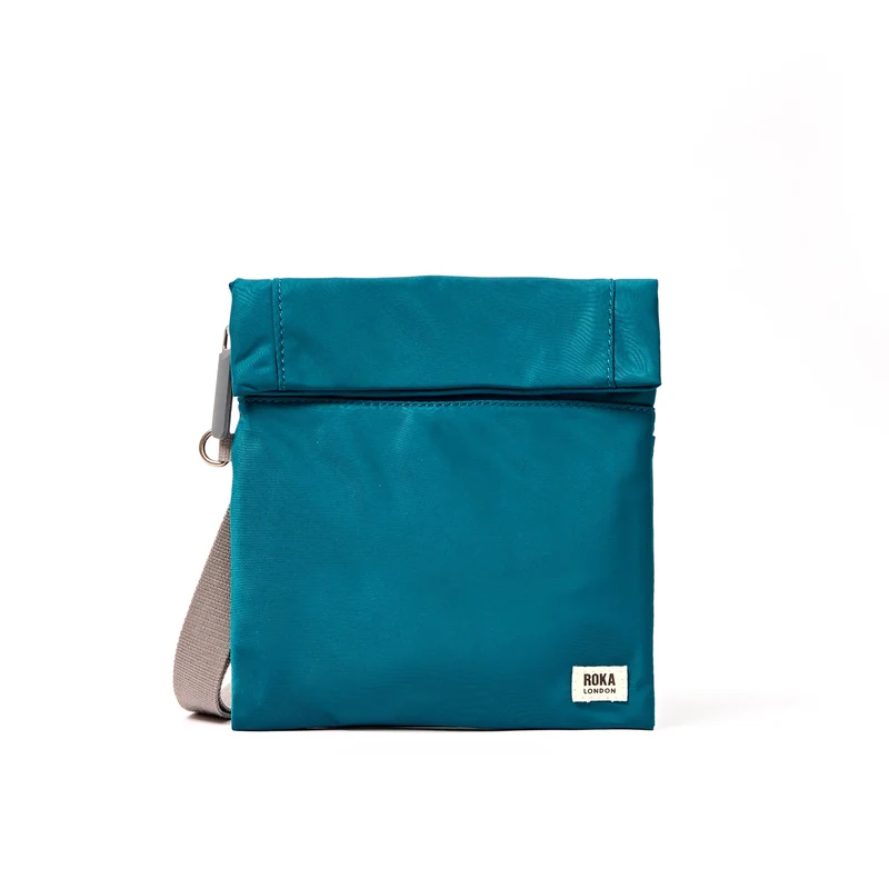 ROKA Stratford Kleine Tas van Gerecycled Nylon | Noordzee