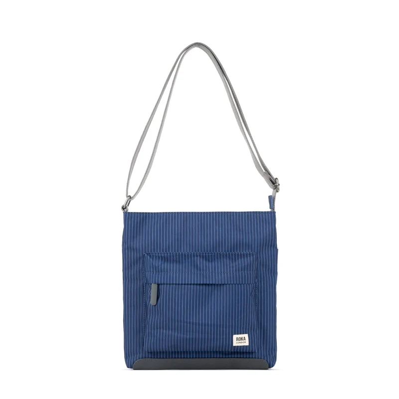 ROKA Kennington B Medium tas van gerecycled canvas - Donkerblauwe denim
