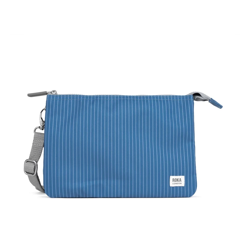 ROKA Carnaby Crossbody XL tas van gerecycled canvas met een middenblauwe denim wassing