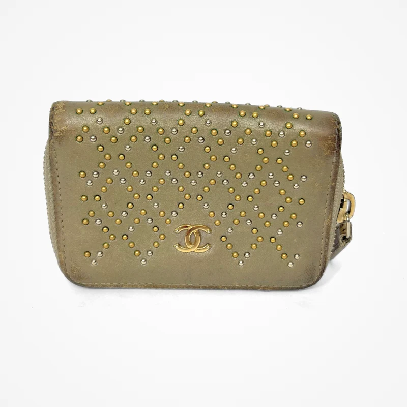 Chanel Portemonnee met studs en ritssluiting rondom