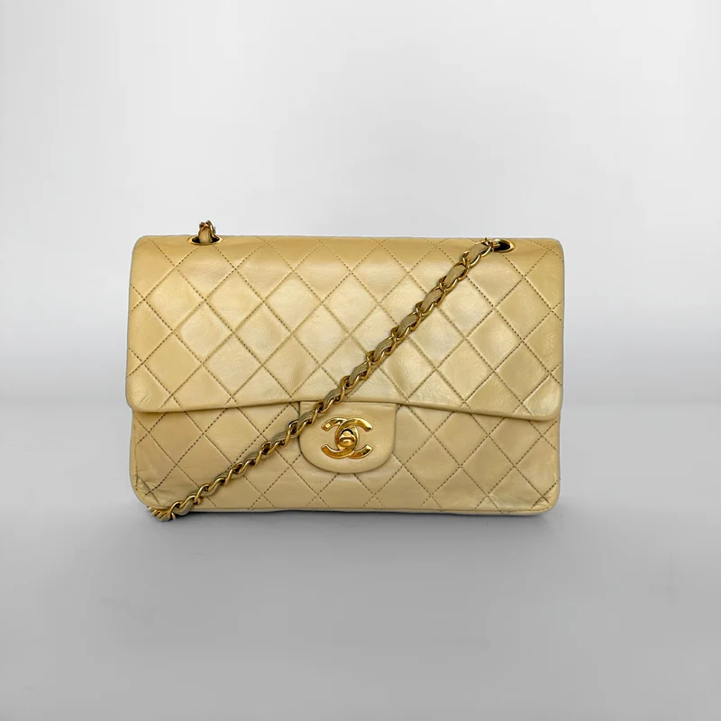 Chanel Classic Flap Bag Medium lamsleer